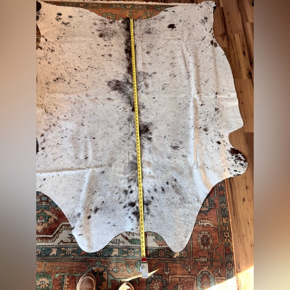 Elegant Cowhide Rug - Picture 5 of 16